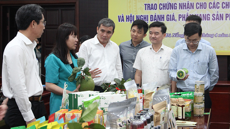Đại biểu tìm hiểu về các sản phẩm OCOP.