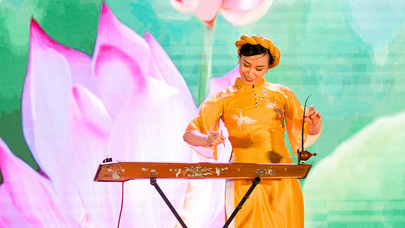 Trịnh Thị Thanh Trang biểu diễn nhạc cụ tại một chương trình liên hoan dành cho đoàn viên, người lao động.