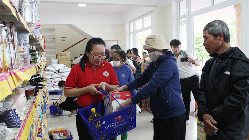 Người dân mua sắm tại “Chợ Tết Nhân ái” 2024.