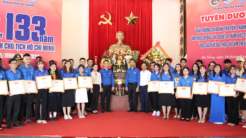 Các tập thể và cá nhân điển hình được tuyên dương.