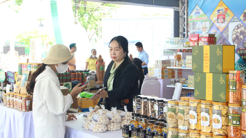 Khách hàng đến giao dịch, mua sắm không tiền mặt tại khu trưng bày, giới thiệu sản phẩm.