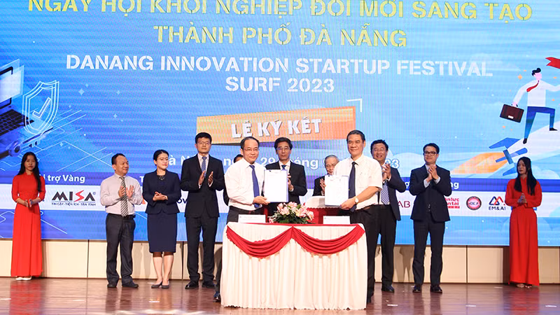 Các đơn vị kí kết hợp tác về khởi nghiệp đổi mới sáng tạo.