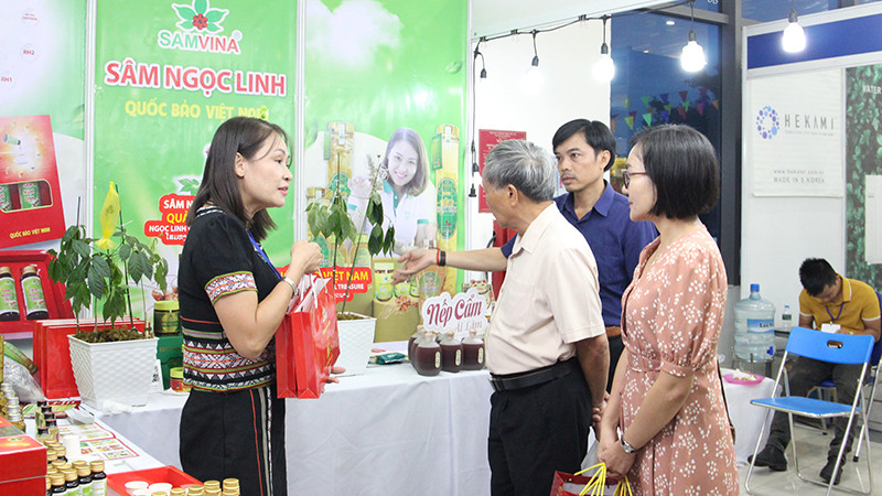 Người dân đến tham quan, mua sắm tại hội chợ.