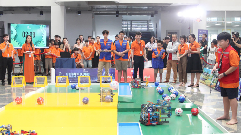 Các đội robot đấu loại tại Giải đấu Robot FPT Schools.