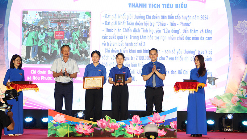 Tuyên dương Chi đoàn tiên tiến.