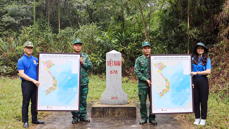 Tặng bản đồ Việt Nam tại cột mốc 678 tại xã A Nông.