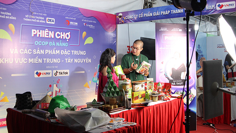 Thực hiện livestream bán hàng sản phẩm tại phiên chợ