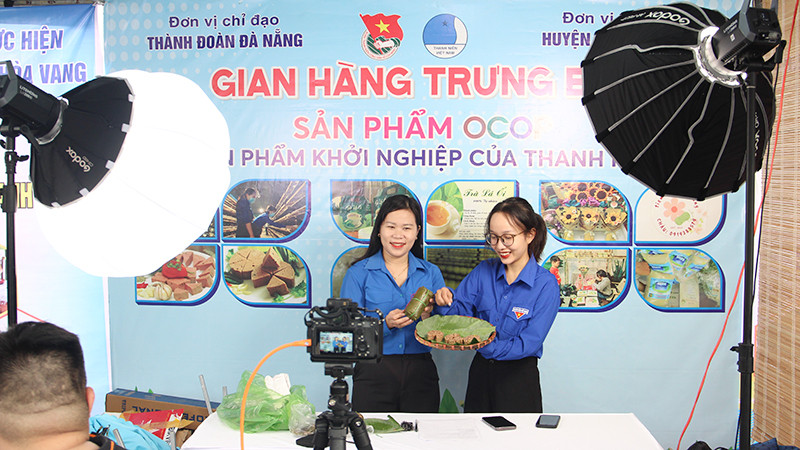 Các Streamer tay ngang áo xanh bán sản phẩm OCOP địa phương.
