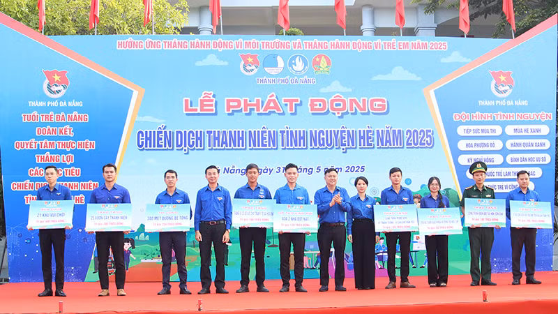 Trao tặng các Công trình Thanh niên với tổng giá trị hơn 1,6 tỷ đồng.