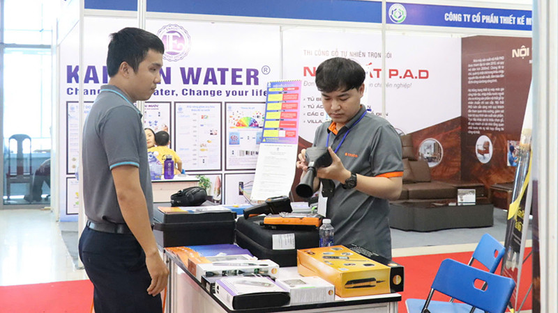 Triển lãm sản phẩm, thiết bị hỗ trợ và giải pháp tiết kiệm năng lượng trong khuôn khổ Hội nghị.