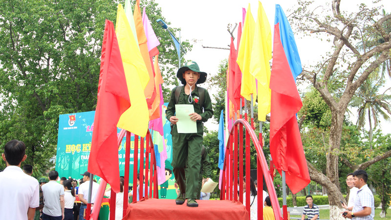 Chiến sĩ nhí bước qua Cầu vinh quang.