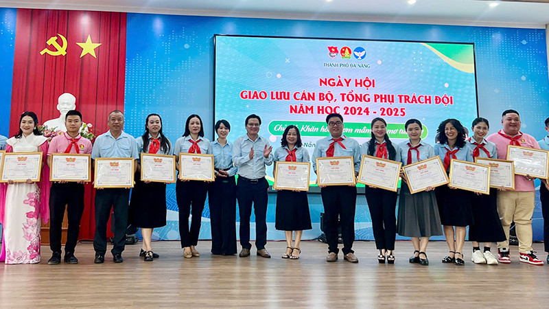 Tri ân, tuyên dương thầy cô giáo, cán bộ làm Tổng phụ trách Đội