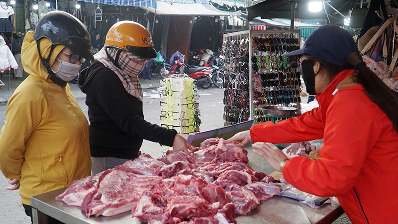 Người dân mua thịt tại điểm bán quận Liên Chiểu.