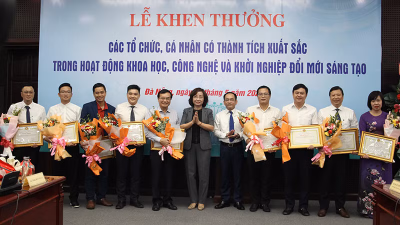 Khen thưởng tập thể có thành tích trong hoạt động khởi nghiệp đổi mới sáng tạo.