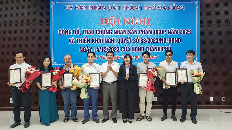 Trao chứng nhận OCOP cho các chủ thể.