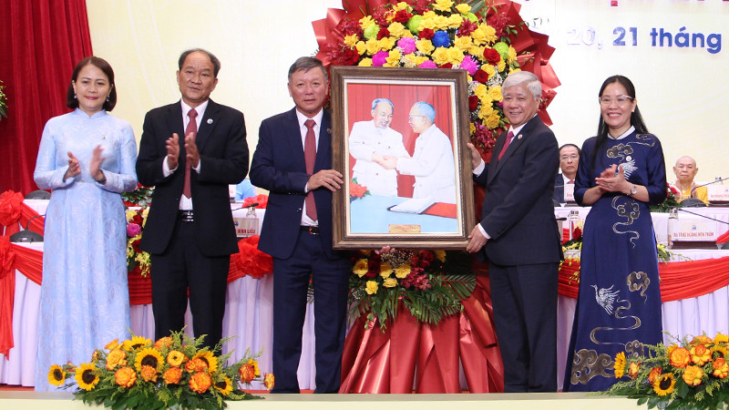 Đồng chí Đỗ Văn Chiến, Ủy viên Bộ Chính trị, Bí thư Trung ương Đảng, Chủ tịch Ủy ban Trung ương Mặt trận Tổ quốc Việt Nam tặng hoa và quà chúc mừng Đại hội.