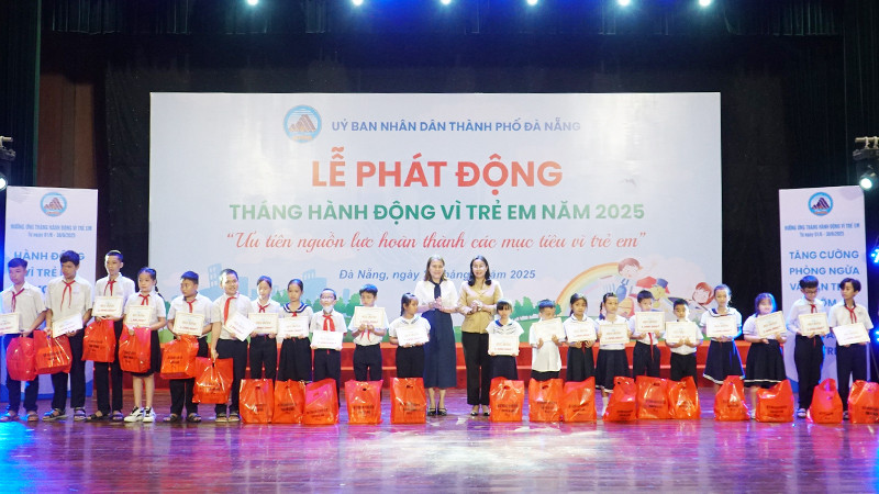 Trao tặng học bổng cho thiếu nhi có hoàn cảnh khó khăn vượt khó.