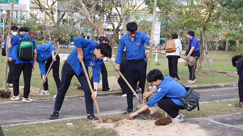 Trồng cây xanh tại Cung thiếu nhi.
