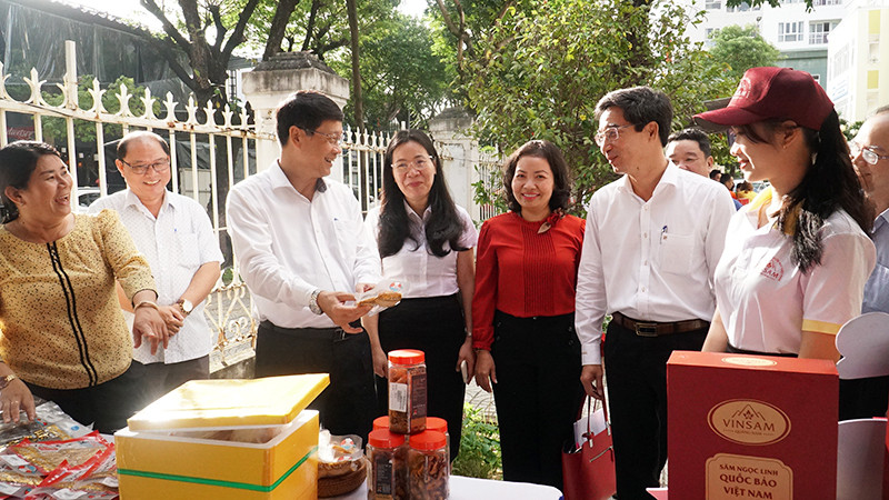Đại biểu tham quan các sản phẩm do các đơn vị, doanh nghiệp Đà Nẵng sản xuất.