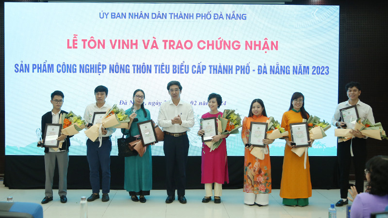 Sở Công thương thành phố Đà Nẵng trao chứng nhận cho các sản phẩm.