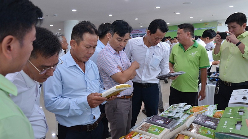 Đại biểu tham quan các sản phẩm nông nghiệp.