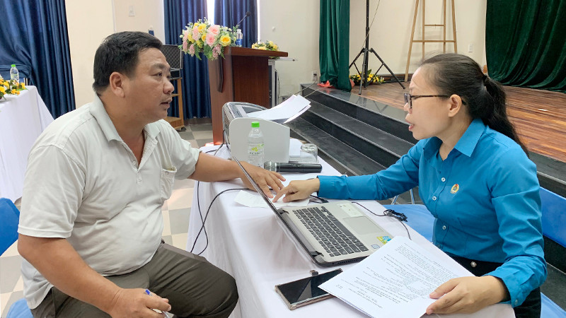 Hướng dẫn người lao động thực hiện các thủ tục.