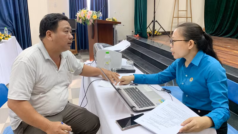 Hướng dẫn người lao động thực hiện các thủ tục.