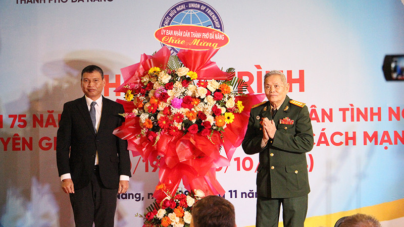 Thành phố Đà Nẵng tặng hoa chúc mừng Kỷ niệm 75 năm Ngày truyền thống Quân tình nguyện và chuyên gia quân sự Việt Nam giúp Cách mạng Lào