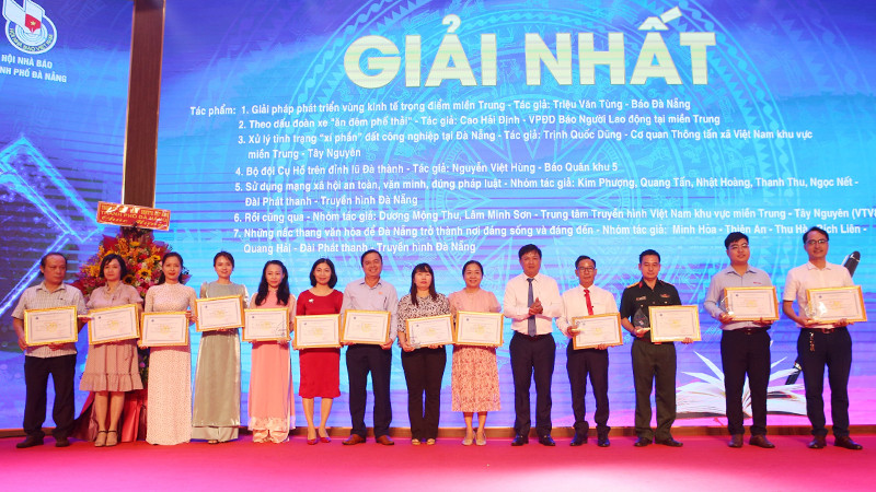 Trao giải Nhất cho các tác phẩm.