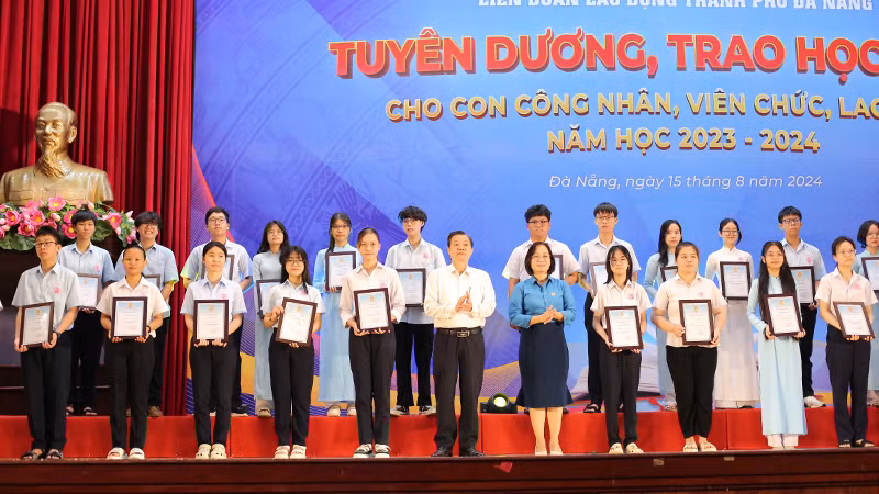 Tuyên dương, trao học bổng cho các em học sinh