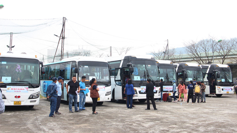 Sáu chuyến xe đầu tiên sẵn sàng xuất phát.