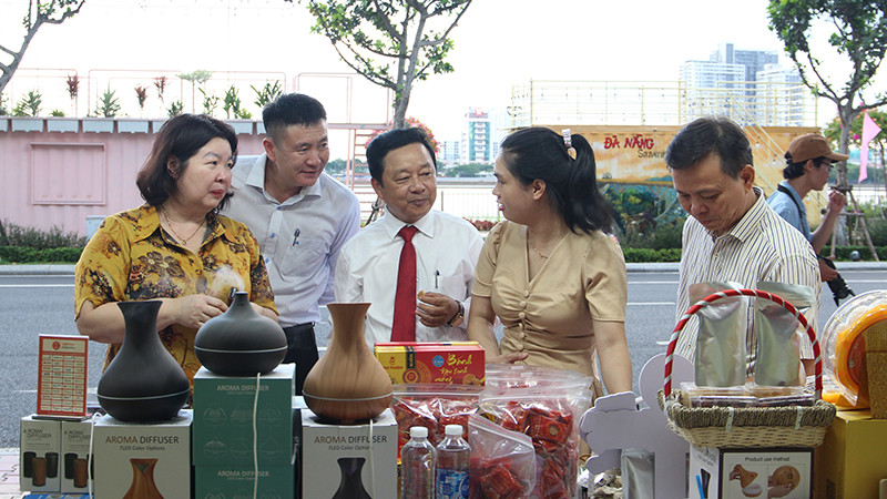 Đại biểu tham quan, tìm hiểu sản phẩm hợp tác xã.