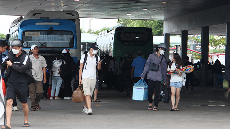 Bến xe đón người dân, học sinh trở lại Đà Nẵng