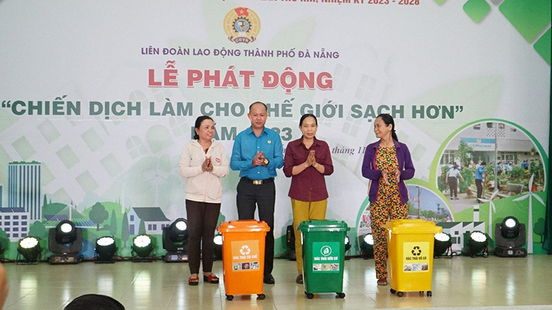 Trao tặng thùng rác phân loại tại nguồn.