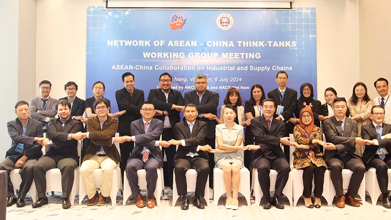 Đại biểu chụp hình lưu niệm