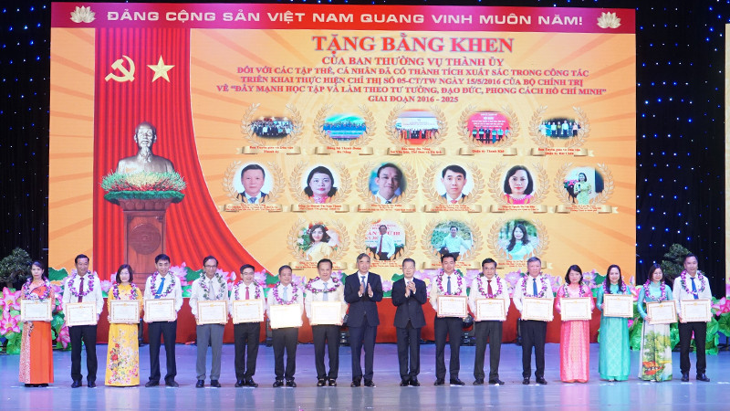 Các tập thể, cá nhân được tuyên dương.