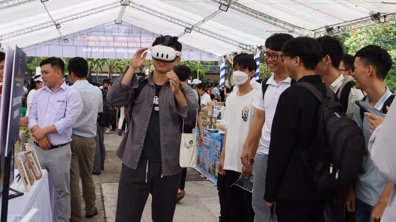 Nhiều công nghệ mới hấp dẫn bạn trẻ tại SURF 2024.