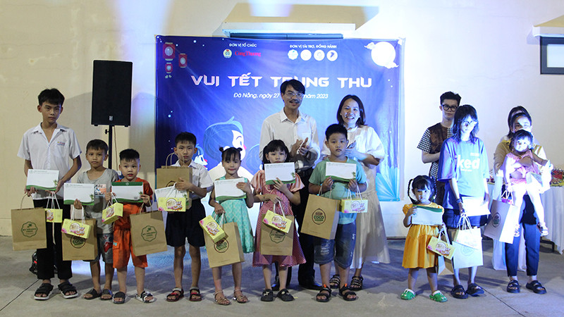 Trao quà cho các cháu thiếu nhi
