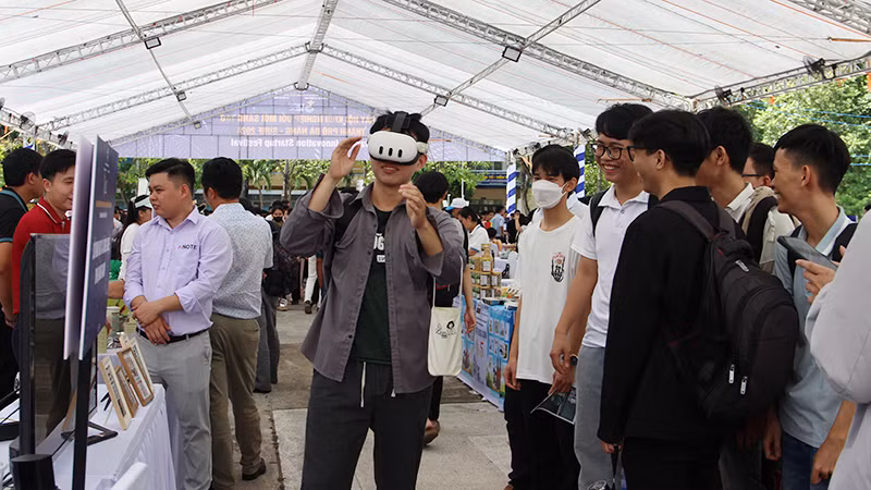 Nhiều dự án khởi nghiệp công nghệ hấp dẫn sinh viên tại Ngày hội khởi nghiệp Đà Nẵng.