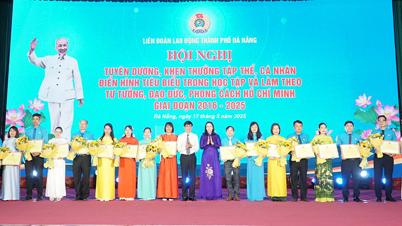 Tuyên dương các tập thể có thành tích xuất sắc trong thực hiện Chỉ thị số 05-CT/TW.