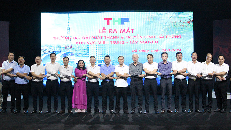 Đại diện các đơn vị, cơ quan báo chí chúc mừng THP ra mắt Thường trú Khu vực miền trung-Tây Nguyên.