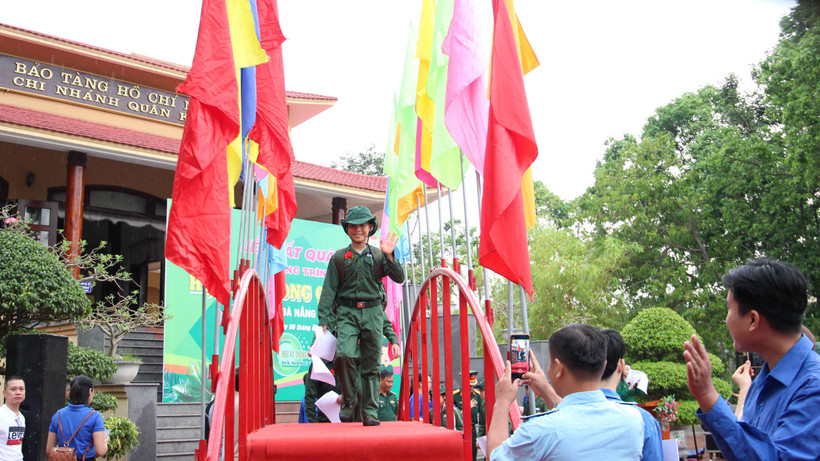 Các em học viên bước qua cầu vinh quang "nhập ngũ".