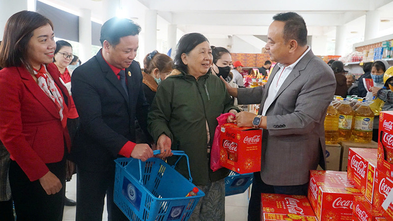 Hỏi thăm tình hình người dân tại Chợ tết 0 đồng