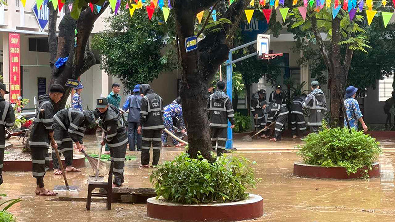 Các lực lượng hỗ trợ trường học dọn vệ sinh.