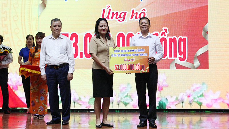 Các đơn vị trao tặng tiền hỗ trợ.