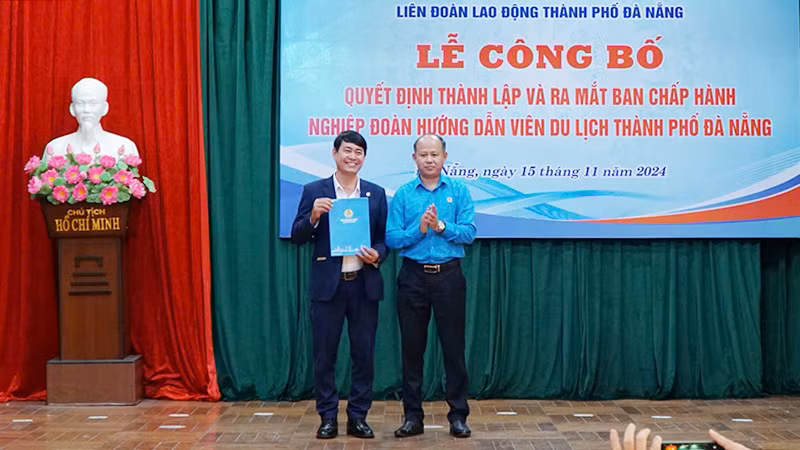 Trao Quyết định thành lập Nghiệp đoàn.