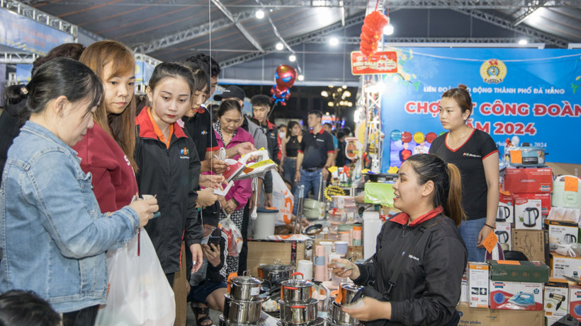 Người dân mua hàng tại phiên chợ Tết.