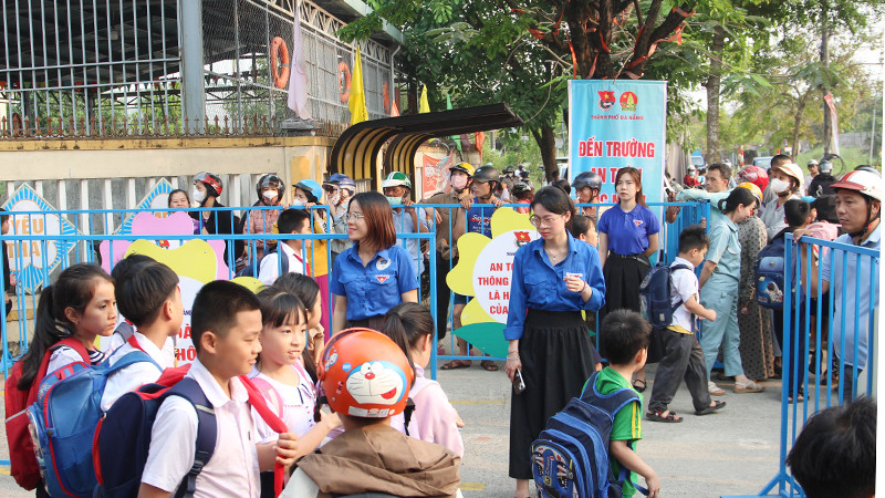 Đội hình “Cổng trường an toàn” tại Trường Tiểu học Thái Thị Bôi (quận Cẩm Lệ).