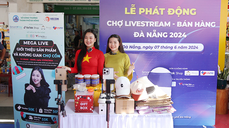 Các tiktoker bán hàng trực tuyến quảng bá sản phẩm tiêu biểu từ chợ.