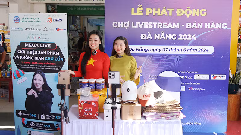 Các tiktoker bán hàng trực tuyến quảng bá sản phẩm tiêu biểu từ chợ.